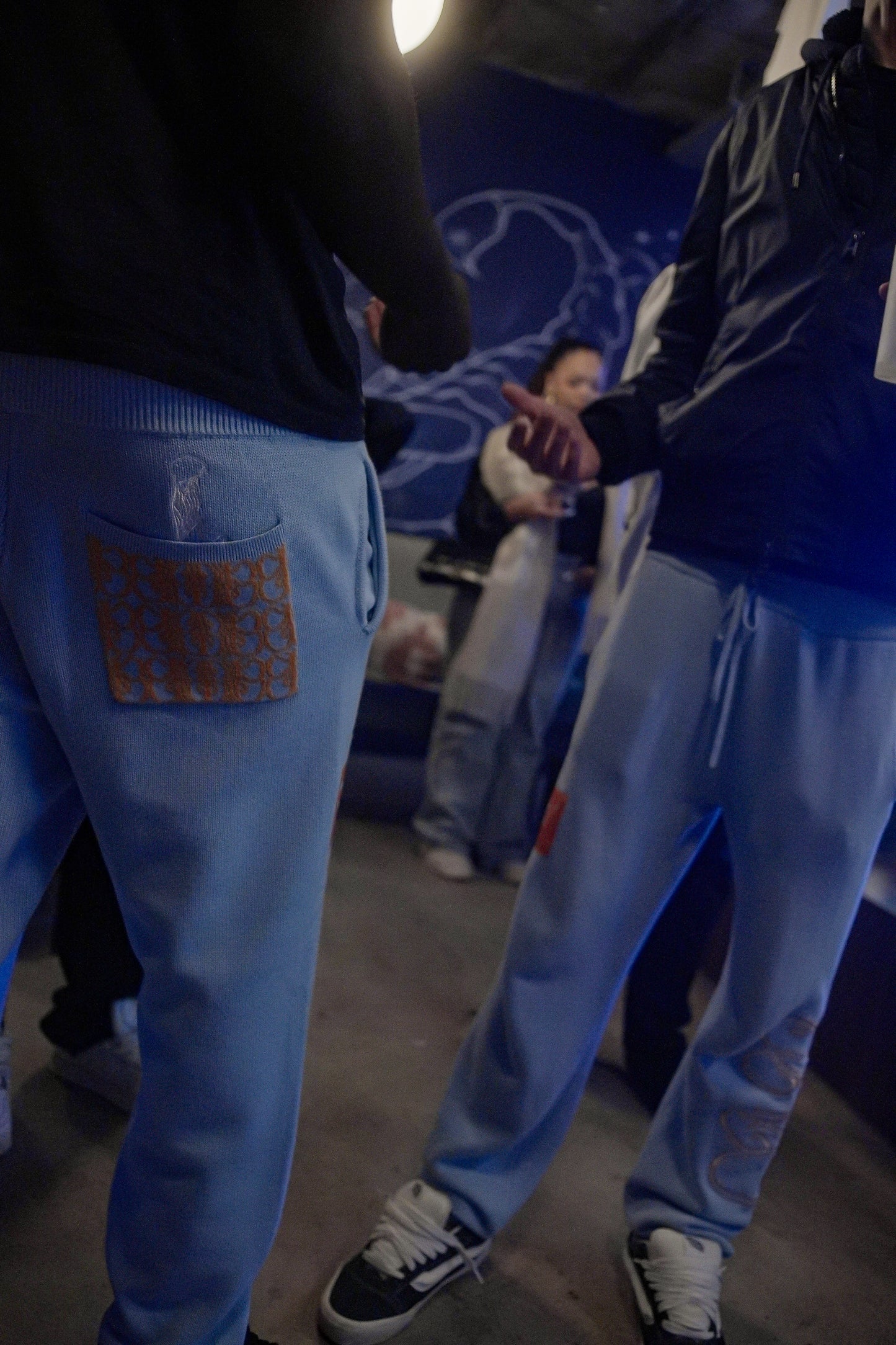 Jogging Bleu ciel et orange Knitted. BRAKO Couture.