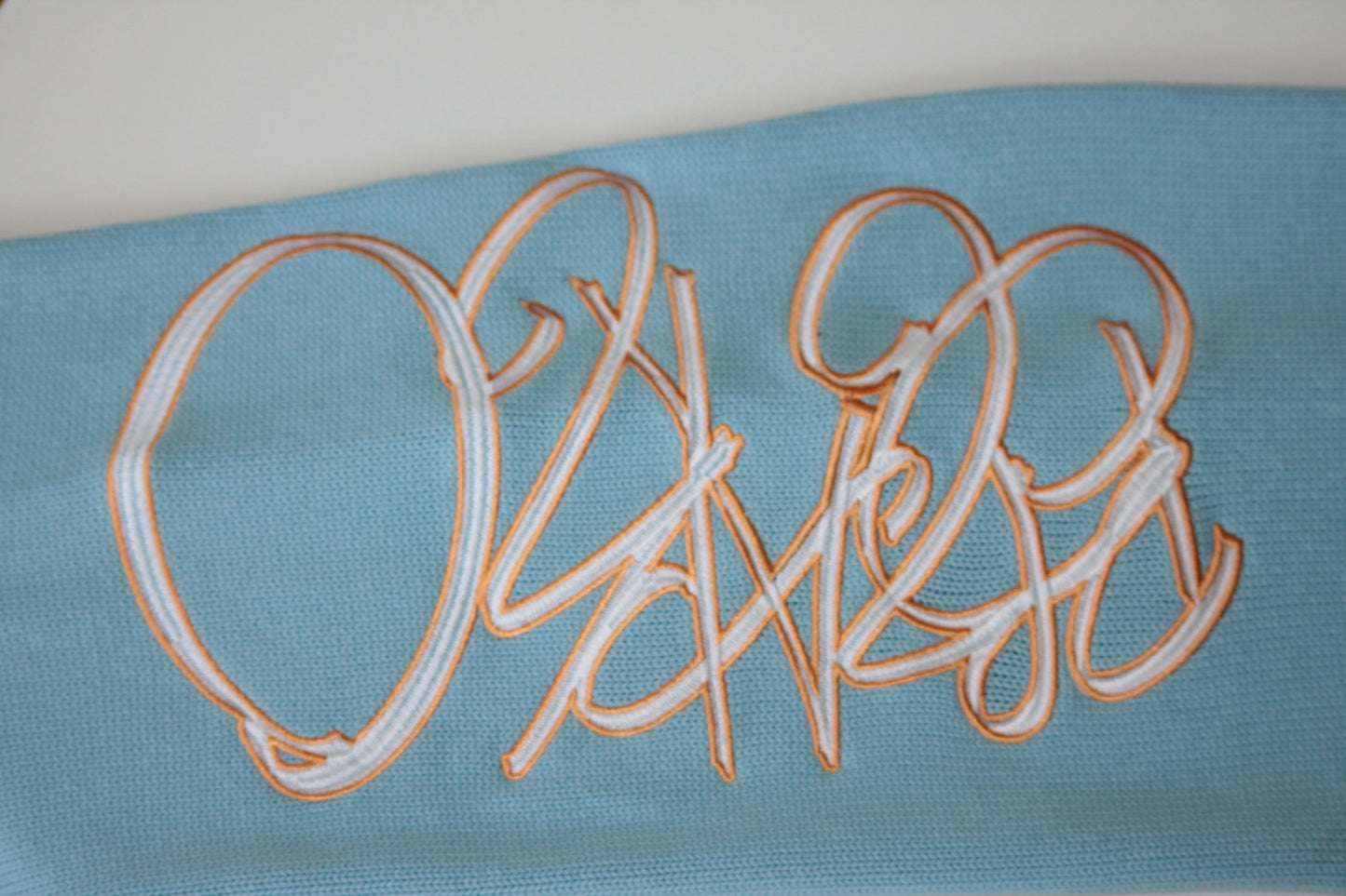 Jogging Bleu ciel et orange Knitted. BRAKO Couture.